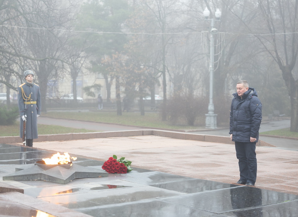 Губернатор Волгоградской области Андрей Бочаров почтил память Неизвестного Солдата